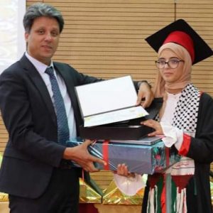 "الكوفية" تُدثر تلاميذ مُتوجين في فاس