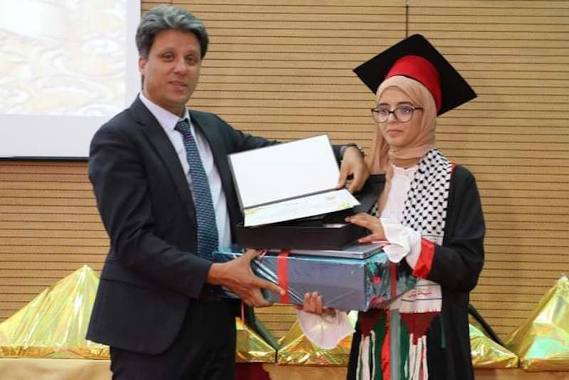 "الكوفية" تُدثر تلاميذ مُتوجين في فاس