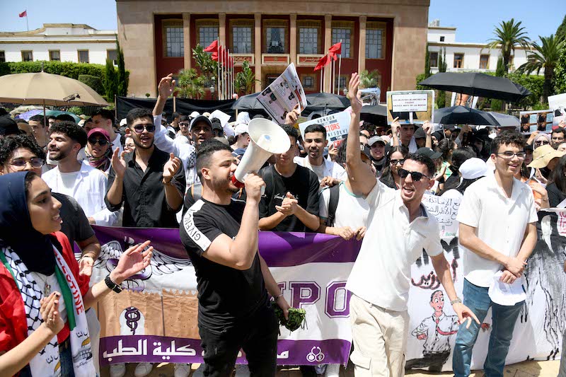 طلبة كليات الطب يحتجون في العاصمة ويثمنون مساعي "الوساطة البرلمانية"