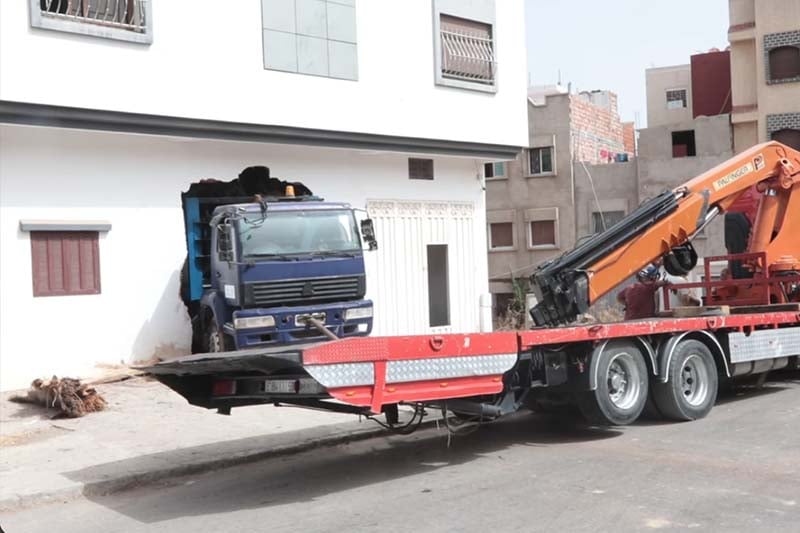 هدم منزل بشاحنة نفايات