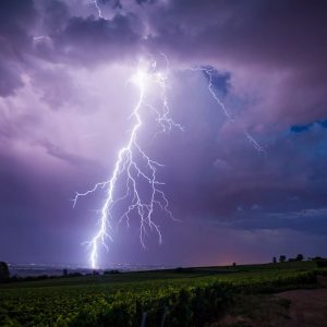 الأرصاد تنبه إلى موجة حر وزخات رعدية