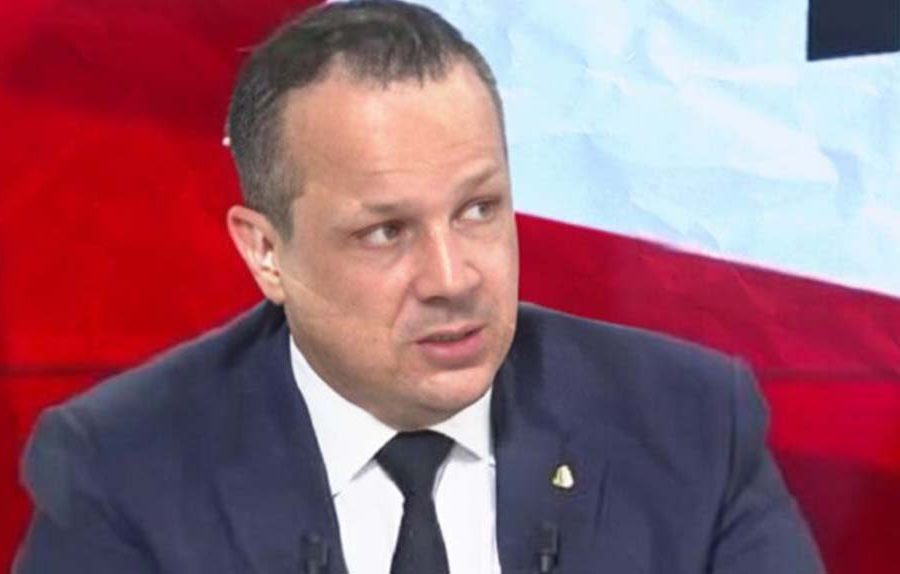 إقالة الجزائري مهدي غزار بعد تصريحاته المسيئة للمغرب