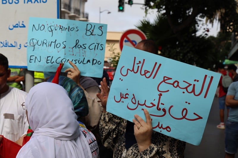 مواعيد "الفيزا" تخرج مغاربة للاحتجاج على السماسرة أمام القنصلية الإسبانية