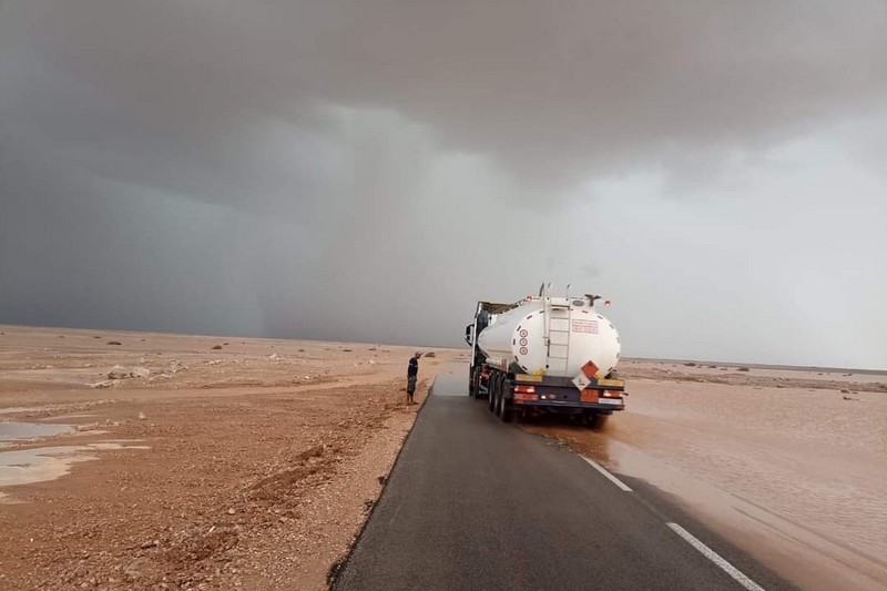 عواصف تقطع طريق العيون والسمارة