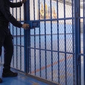 التحرش بالقاصرات يورط شخصا بتنغير