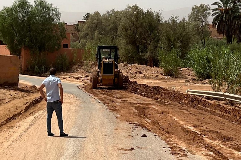 تنظيف شوارع تنغير بعد سيول جارفة