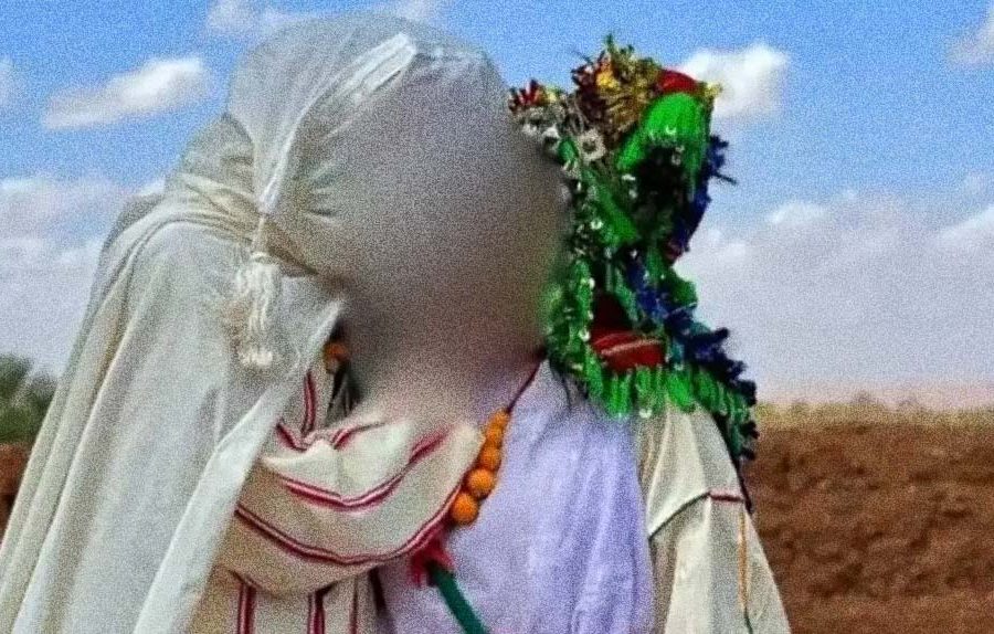 قبلة سائحين باللباس الأمازيغي تثير جدلا