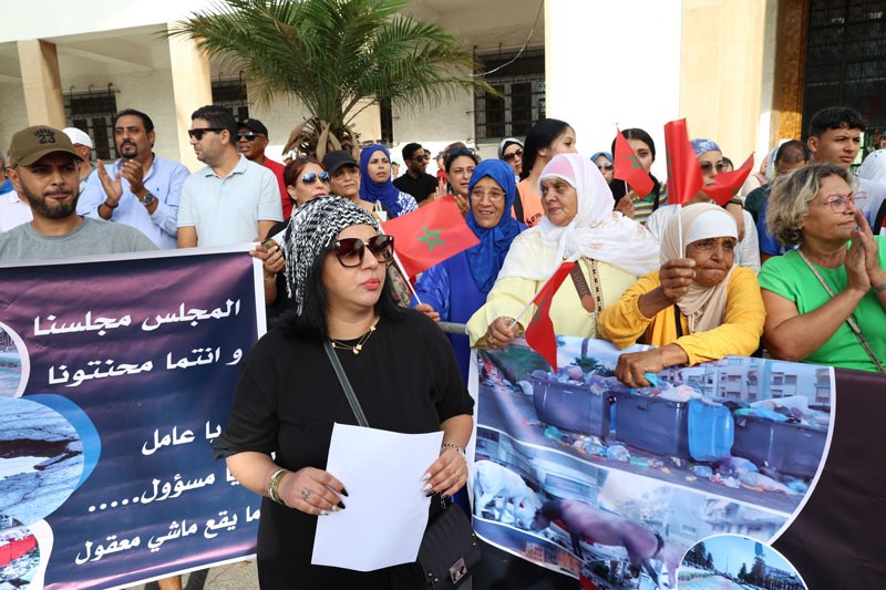 مدينة المحمدية تتحول إلى "قرية" .. وغاضبون ينتفضون ضد الرئيس آيت منا