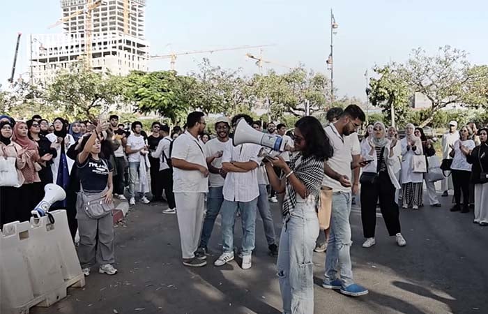طلبة الطب يواصلون الاحتجاج