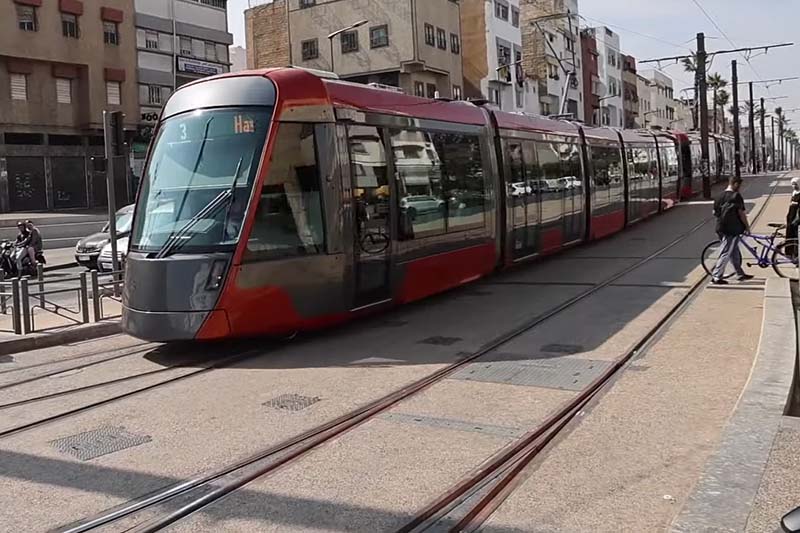 الترامواي يزعج "طاكسيات البيضاء"