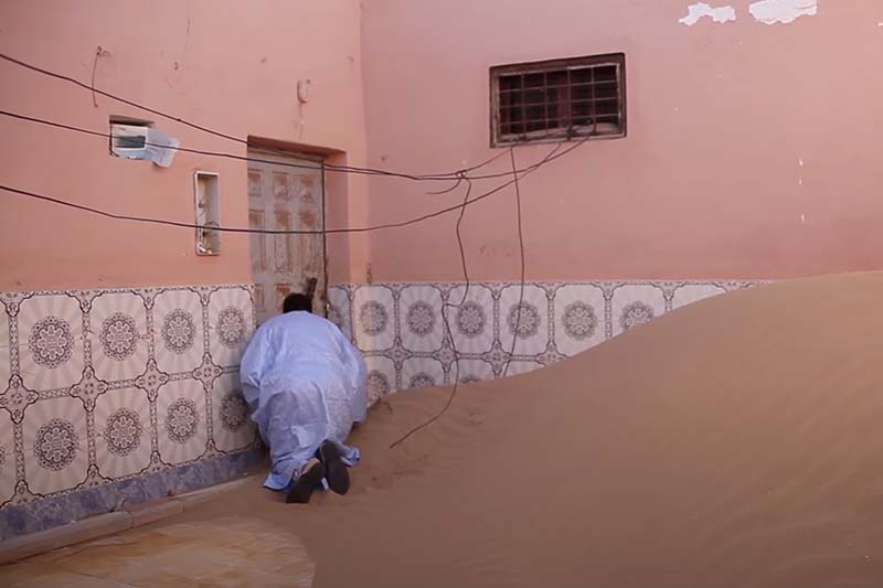 زحف الرمال ضواحي العيون