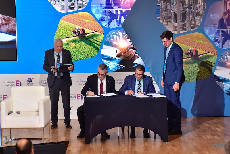 فرنسا تضخ أموالا لتنمية الصحراء وبناء قمر اصطناعي لفائدة المملكة في 2028