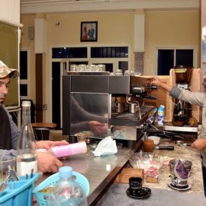 أرباب المقاهي "يتجنبون" زيادة الأسعار.. وحماة المستهلك يحذرون من "الابتزاز"