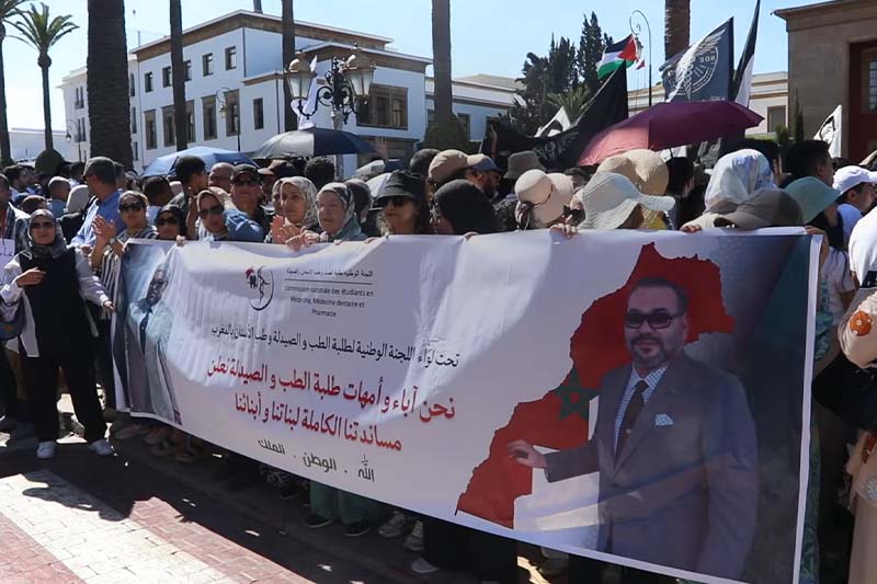 احتجاج آباء وأمهات طلبة الطب