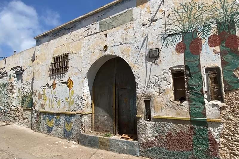 سجن السوار.. معلمة منسية