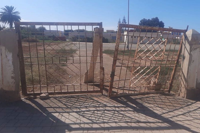 نشطاء يطلبون ترميم ملعب بأركمان
