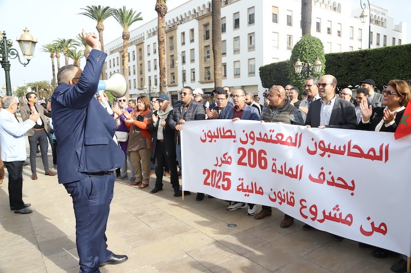 "غرامة أخطاء التسجيل" تُخرج محاسبين معتمدين إلى الاحتجاج أمام البرلمان