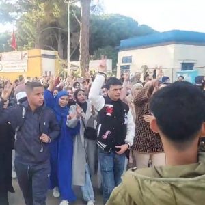 وفاة طالب في حادث نقل جامعي تشعل احتجاجات غاضبة بإقليم العرائش