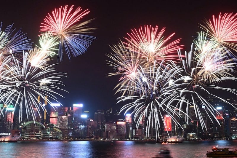 2025 ينطلق من المحيط الهادئ .. احتفالات بالألعاب النارية والعروض الضوئية