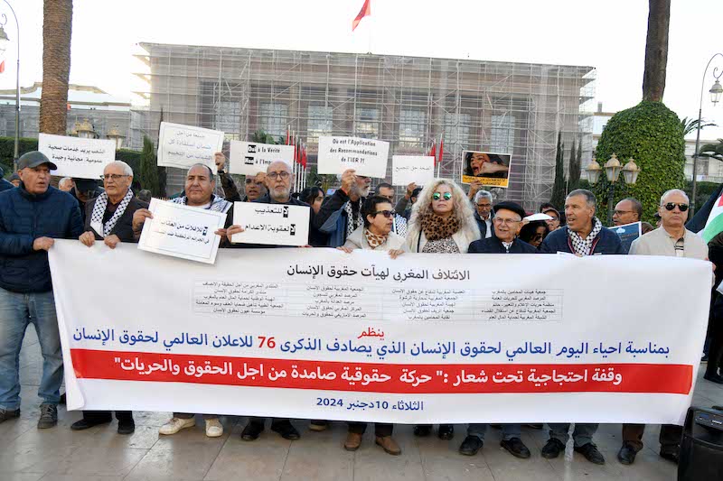 نشطاء يجمعون مكتسبات ونواقص حقوق الإنسان في وقفة أمام البرلمان