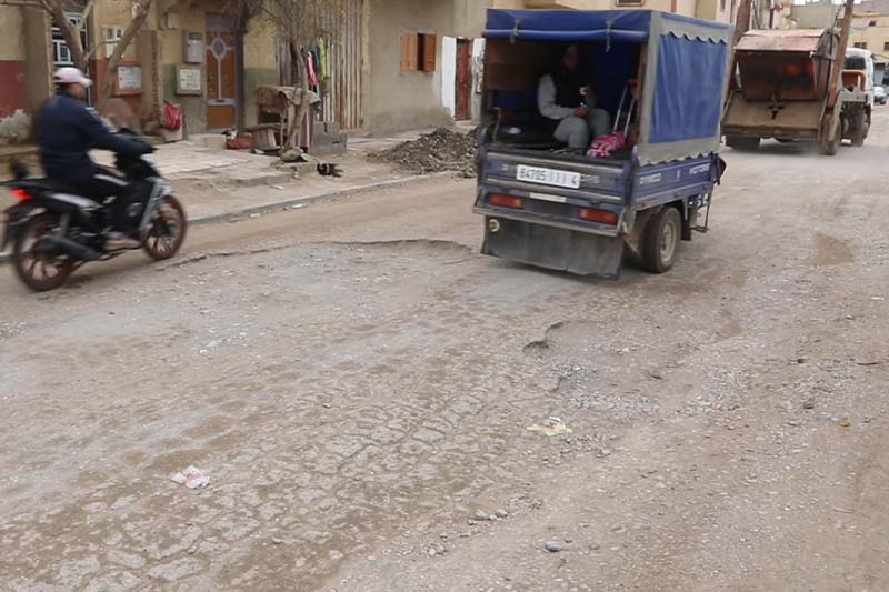 عين عودة.. أزمة نقل وبنية تحتية