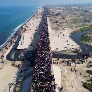 مئات الآلاف من النازحين يعودون إلى شمال غزة في مشهد إنساني مؤثر