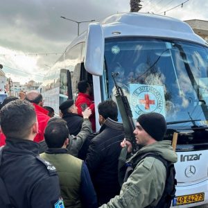 إسرائيل تفرج عن 12 أسيرا فلسطينيا
