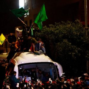 أجواء حماسية في الضفة الغربية تحتفي بمعانقة عشرات الأسرى للحرية