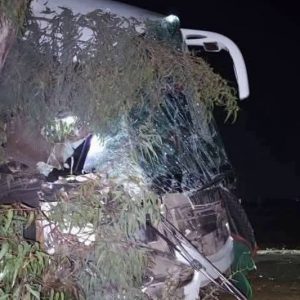 انحراف حافلة يخلف قتيلة ومصابين