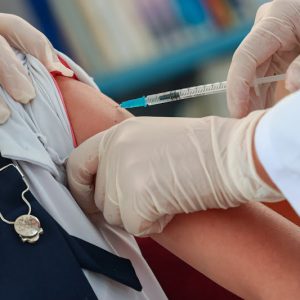 وزارة الصحة تبدي الاستعداد لمناقشة إدماج التلقيح ضمن مهام الصيادلة