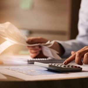 مقاولون يتبرؤون من "فواتير مزورة" مدرجة في حسابات شركة عقارية