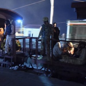 أمن باكستان يحرر عشرات الرهائن