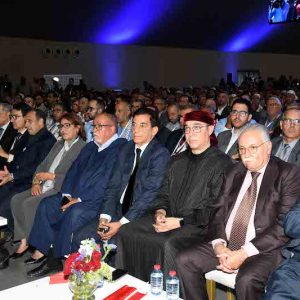 أوزين يتحدى كلاب في جلسة حوار