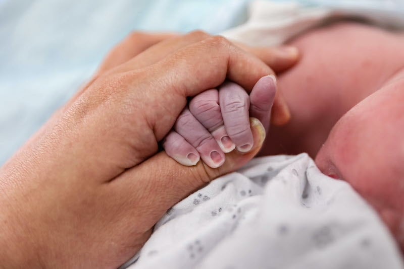 ولادة عبر مكالمة فيديو .. ممرض شاب يُنقذ أمًا وسط سيول تنغير