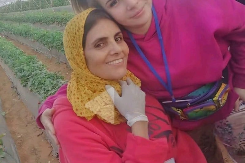 حقيقة عمل ممثلة في حقول الفراولة