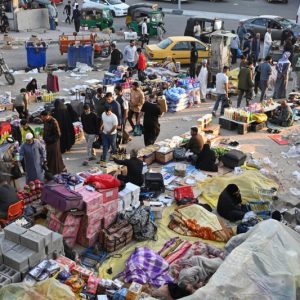 باعة إيرانيون جوالون يتلمسون الأرزاق في جنوب العراق