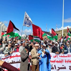 مغاربة داعمون للقضية الفلسطينية يحتجون أمام ميناء "طنجة المتوسط"