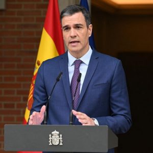 سانشيز يدعو إلى "اجتماع عاجل"