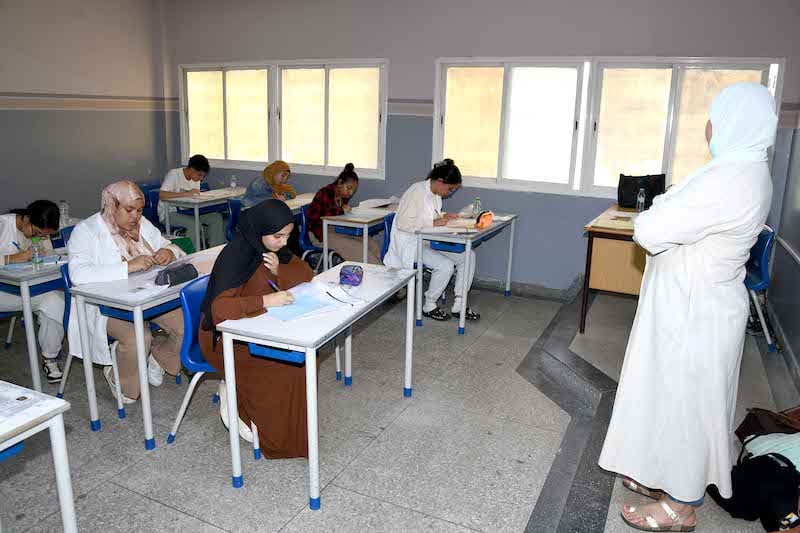 صور امتحانات الباكالوريا تغزو "السوشل ميديا" رغم الإجراءات المشددة