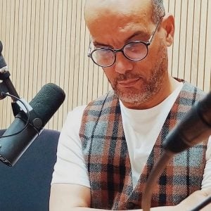 هكذا يمشي الإعلامي والشاعر كوبريت فوق خيوط ضوء غير مرئية