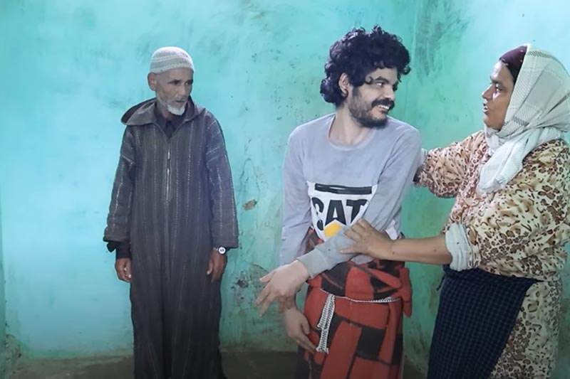 شاب يعيش مكبلاً منذ 22 سنة