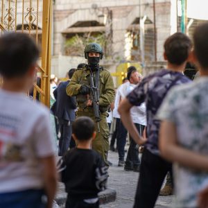 جيش إسرائيل يستخدم الفلسطينيين دروعا بشرية خشية الصواريخ الإيرانية