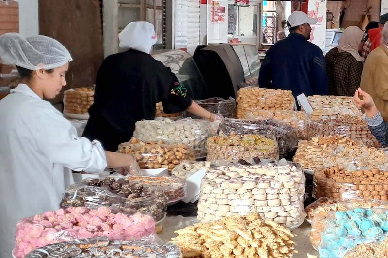 "حلويات عيد الأضحى" تجذب المغاربة وسط تنوع في العرض والأسعار
