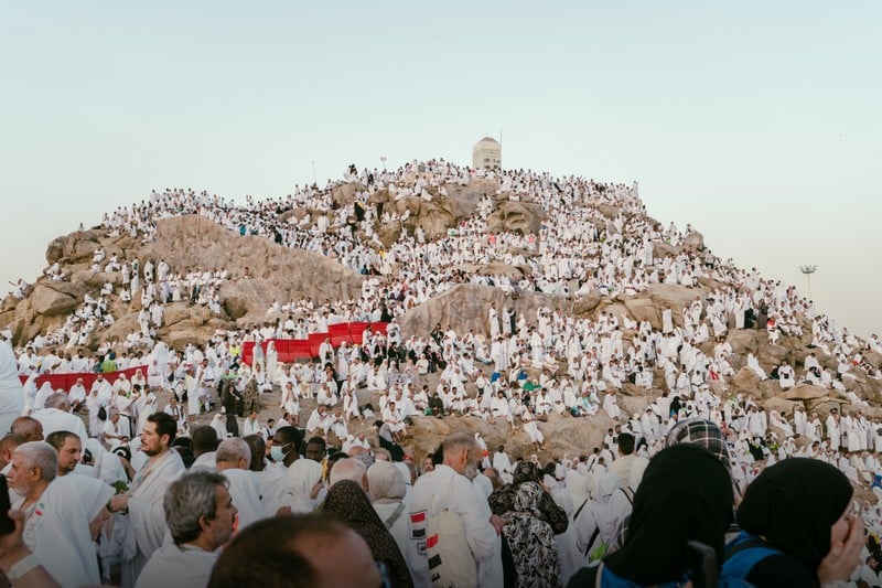 جبل عرفات يردد نداء التلبية .. قلوب الحجاج تخشع في الركن الأعظم