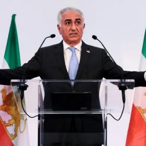 ولي العهد السابق بإيران يحذر الدول الغربية من "إنقاذ النظام" في طهران