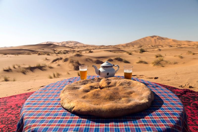 وجبة "المدفونة الفيلالية" تُزين موسم الصيف في الجنوب الشرقي للمغرب