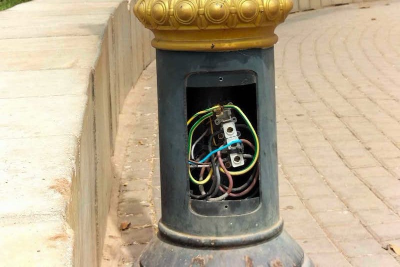 تحذيرات من أسلاك كهربائية عارية