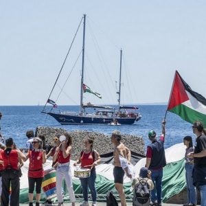 سفن عسكرية تحمي "أسطول الصمود"