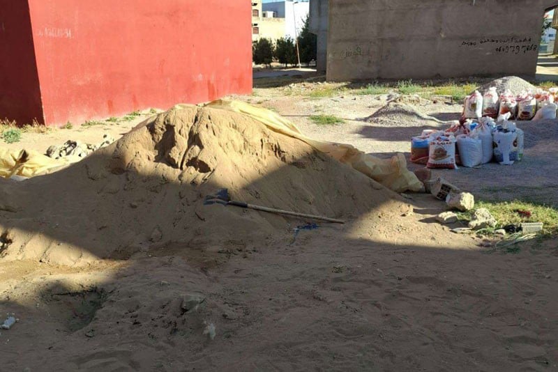 مواد البناء تزعج سكانا بالقصر الكبير
