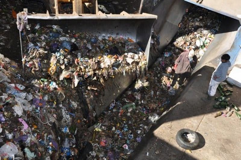 أبحاث إدارية بالجماعات تسائل اختلالات في إبرام صفقات تدبير النفايات